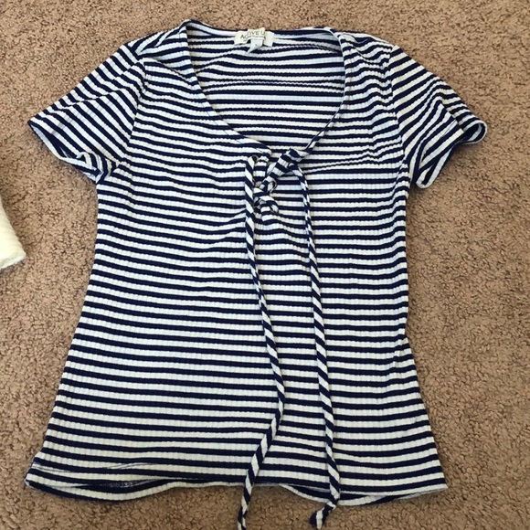 string front crop top - Picture 1 of 1